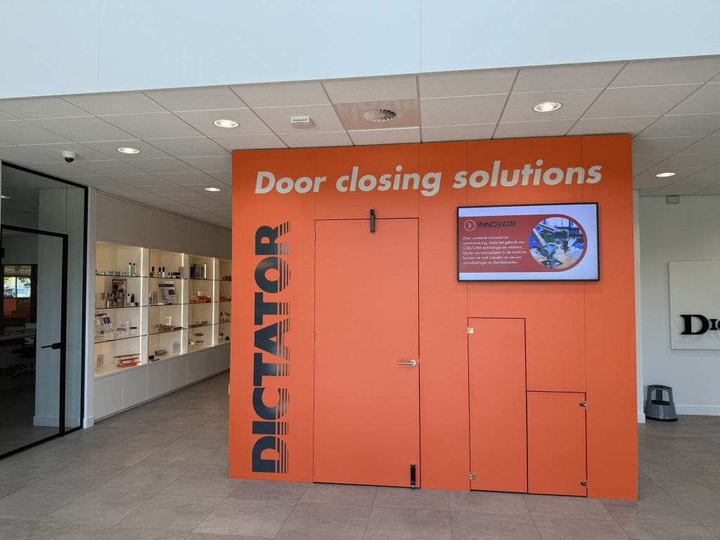 showroom dictator productie in Emmeloord, Nederlands